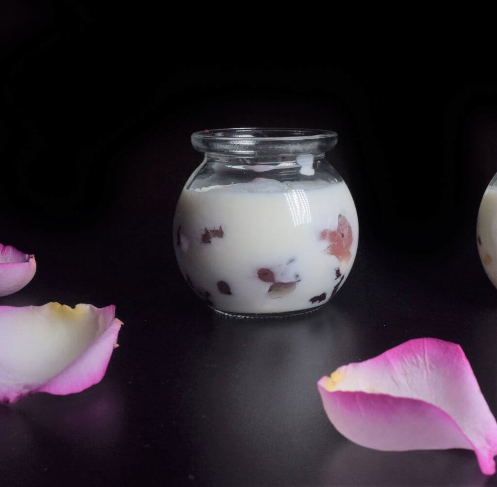 Rose et lait - Photo by Michu Đăng Quang on Unsplash-min