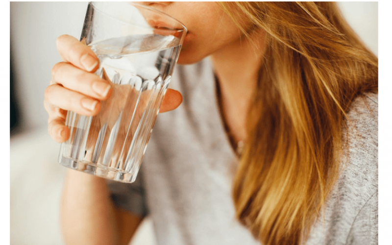 Hydratation- Loesia- Conseil 6 astuces effet bonne mine pour la rentrée-min